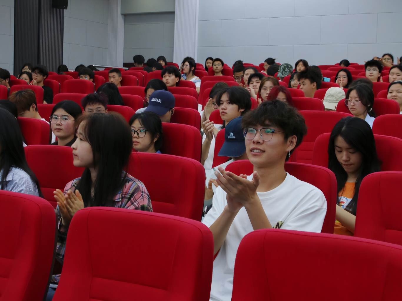同学鼓掌.jpg