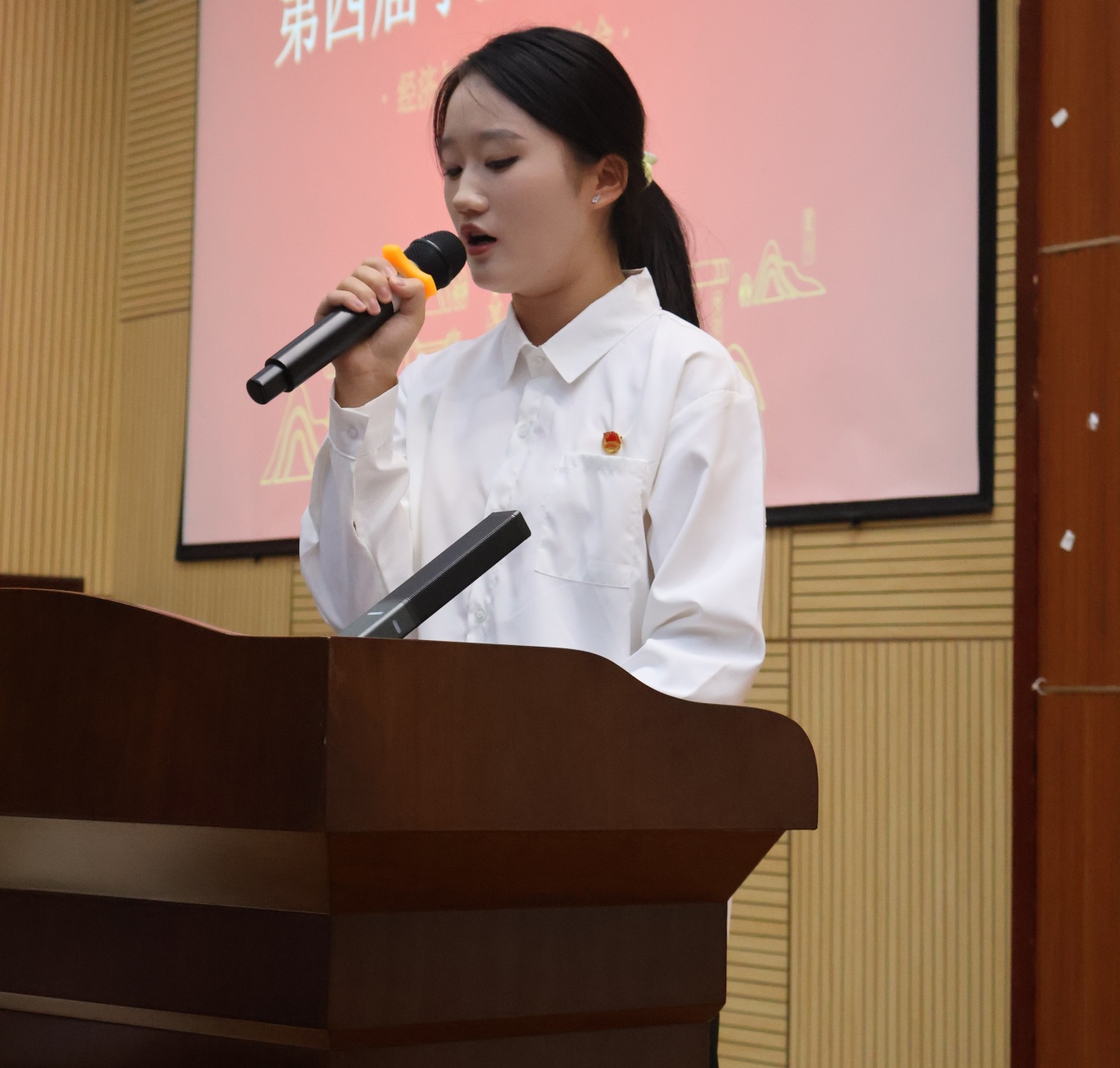 吴雯.JPG