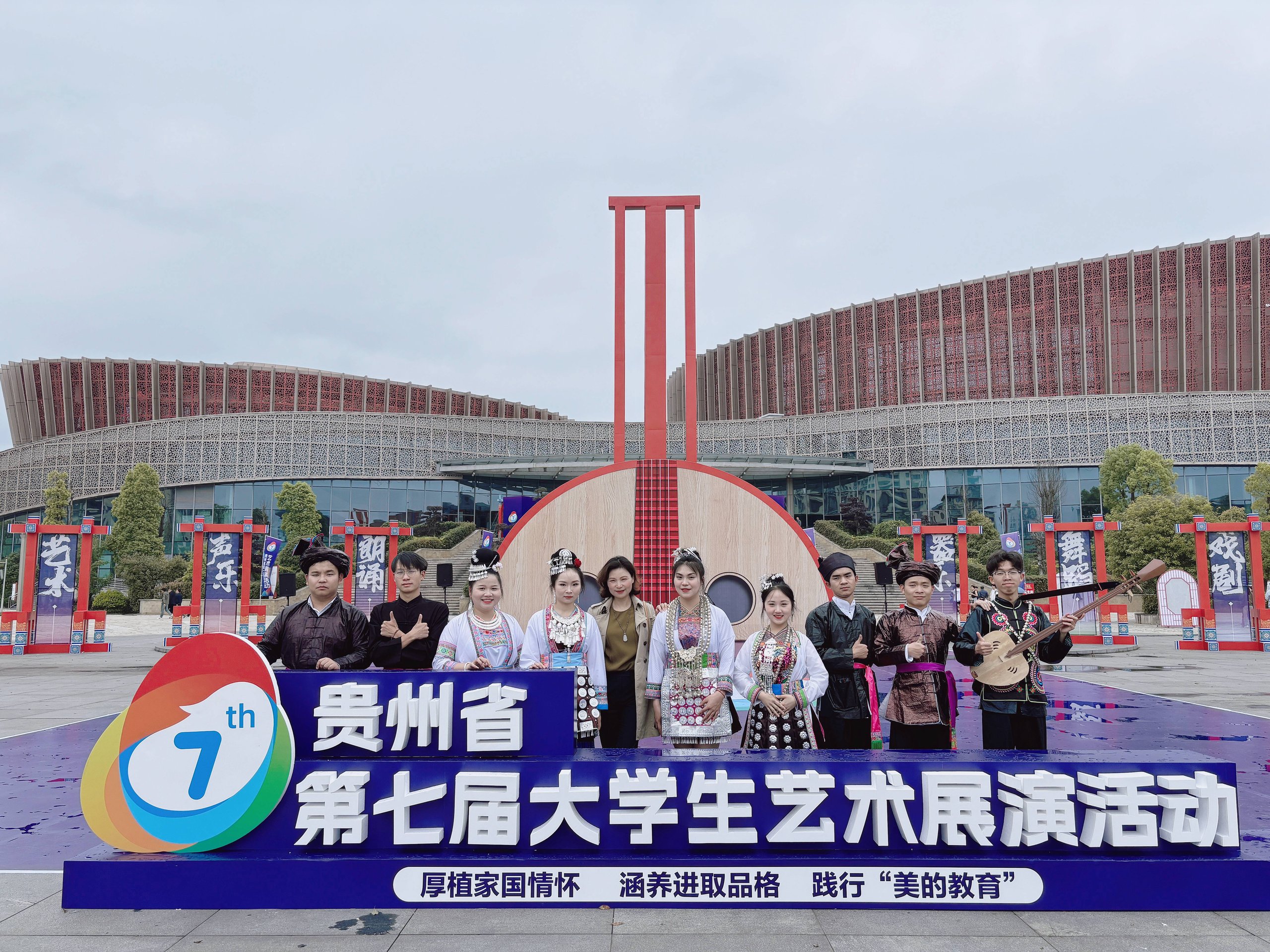 周凌玉副校长与参演学生合影.jpg